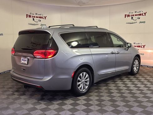 Used 2018 Chrysler Pacifica Touring-L Plus image 8