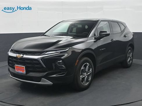 Used 2025 Chevrolet Blazer LT FWD image 3