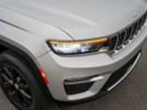 Used 2024 Jeep Grand Cherokee Limited AWD/4WD image 11