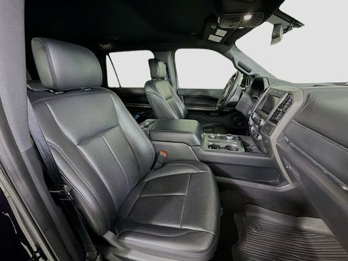 Used 2019 Ford Expedition XLT w/ Equipment Group 202A AWD/4WD image 31