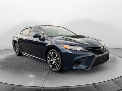 Used 2020 Toyota Camry SE image 1