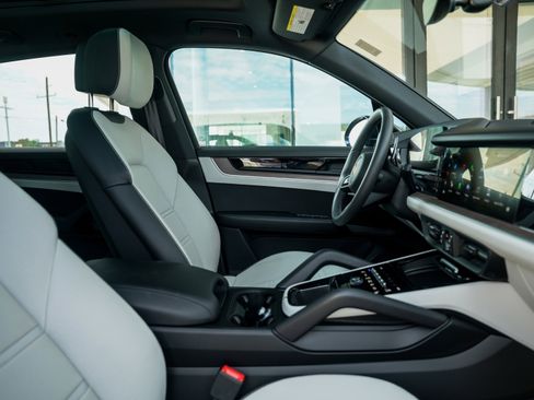 Certified 2025 Porsche Cayenne E-Hybrid image 34