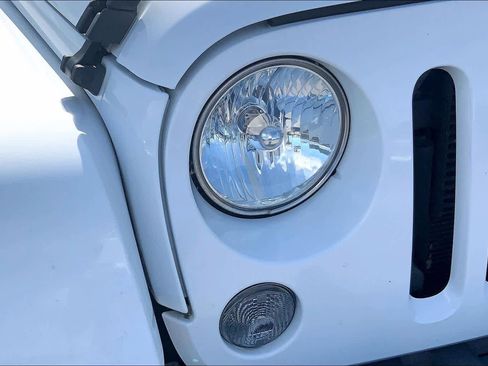 Used 2015 Jeep Wrangler Unlimited Sahara w/ Max Tow Package image 27