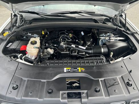 Used 2023 Jeep Grand Cherokee Laredo AWD/4WD image 27