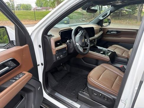 Used 2025 Chevrolet Suburban High Country AWD/4WD image 13