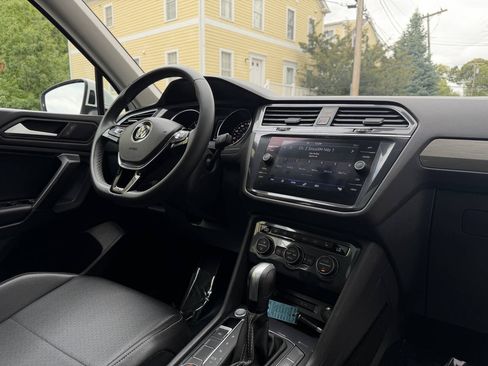 Used 2021 Volkswagen Tiguan SE w/ Panoramic Sunroof Package AWD/4WD image 16