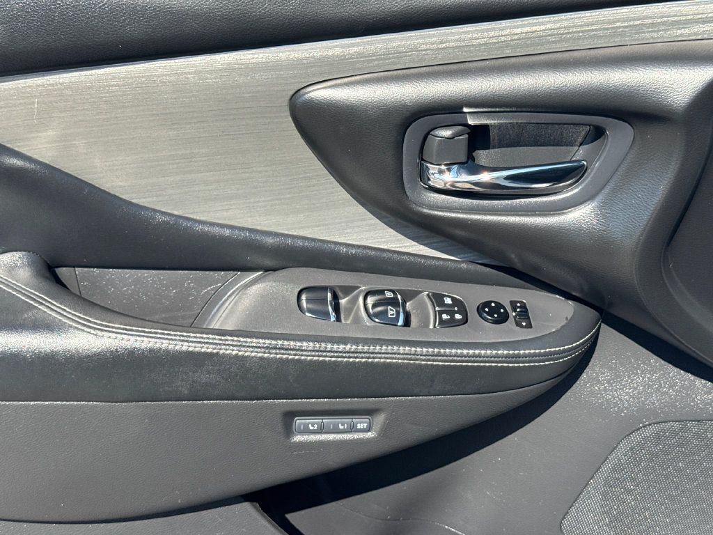 Used 2016 Nissan Murano SL w/ SL Technology Package FWD image 10