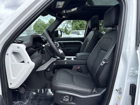 New 2025 Land Rover Defender 130 X-Dynamic SE AWD/4WD image 4