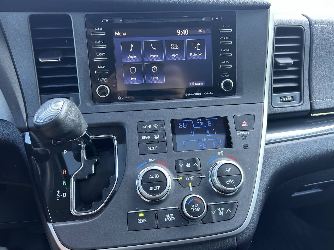 Used 2020 Toyota Sienna SE FWD image 16