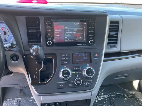 Used 2020 Toyota Sienna XLE Premium w/ Carpet Mat Package FWD image 25