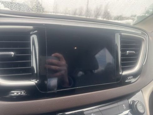 Used 2017 Chrysler Pacifica Touring image 25