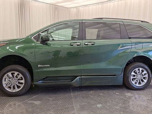 Used 2026 Toyota Sienna XLE FWD image 8