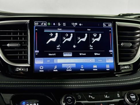 Used 2024 Chrysler Pacifica Touring FWD image 17