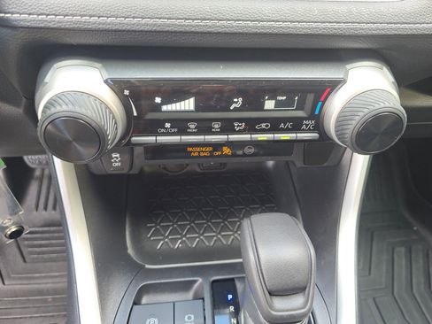 Used 2021 Toyota RAV4 LE image 17