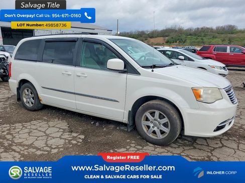 Used 2011 Chrysler Town & Country Touring FWD image 5