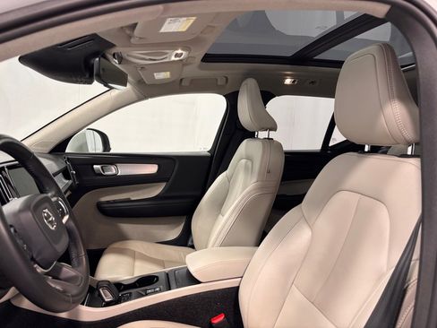 Used 2019 Volvo XC40 T5 Momentum image 12