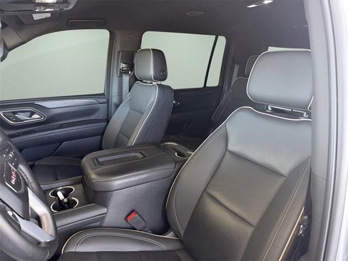 Used 2023 GMC Yukon XL SLT w/ SLT Luxury Package image 13