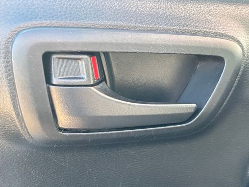 Used 2016 Toyota Tacoma SR5 w/ Towing Package image 7