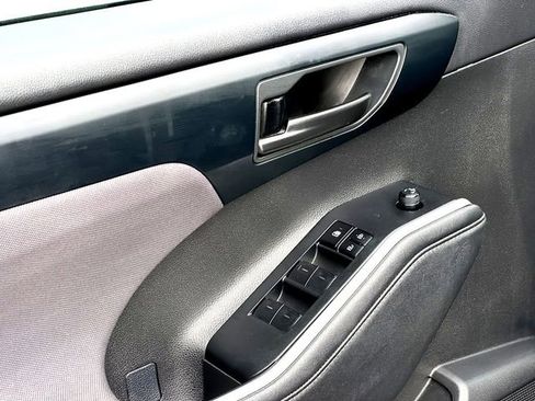 Used 2024 Toyota Highlander LE image 11