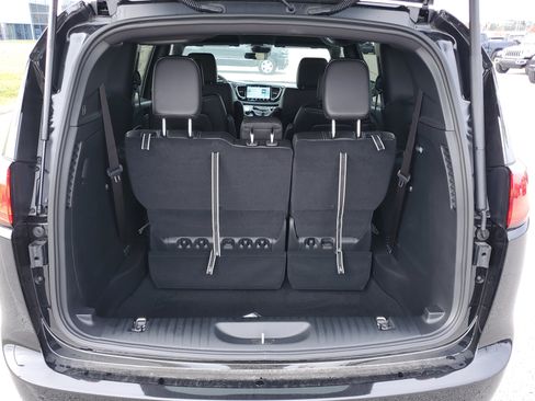 New 2026 Chrysler Voyager LX image 7