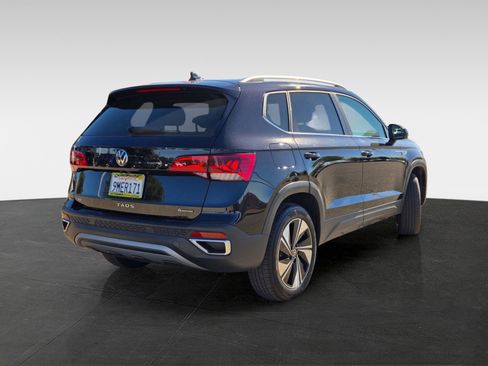 Used 2024 Volkswagen Taos SE w/ Panoramic Sunroof Package image 4