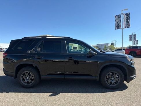 Used 2025 Honda Pilot TrailSport image 3