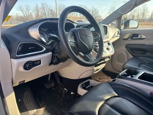 Used 2023 Chrysler Pacifica Touring-L image 8