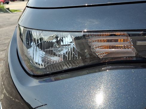 Used 2025 Kia Soul LX w/ LX Technology Package FWD image 9