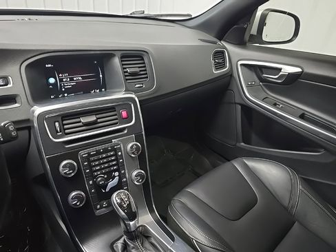 Used 2016 Volvo V60 T6 R-Design image 25