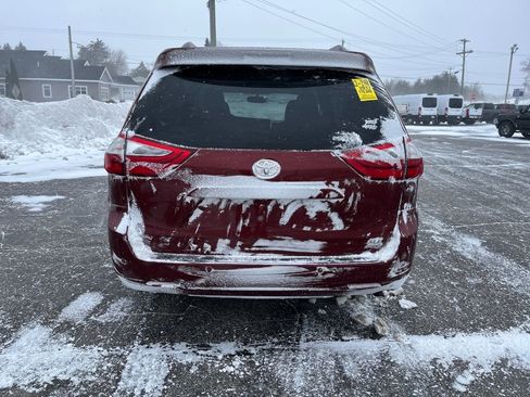 Used 2017 Toyota Sienna XLE image 7