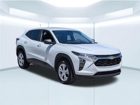 Used 2025 Chevrolet Trax LS FWD image 8