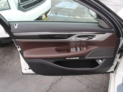 Used 2018 BMW 740i image 17