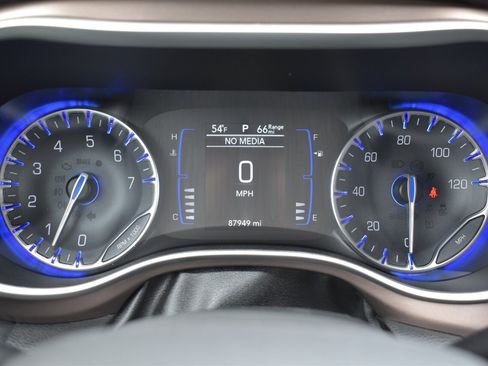 Used 2018 Chrysler Pacifica Touring-L FWD image 17
