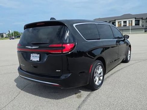 Used 2024 Chrysler Pacifica Touring-L AWD/4WD image 7