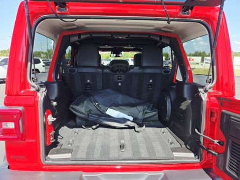 Used 2025 Jeep Wrangler Unlimited Sahara AWD/4WD image 15