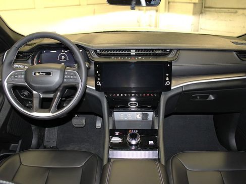 New 2026 Jeep Grand Cherokee Limited AWD/4WD image 9