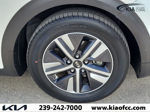 Used 2021 Kia Niro EX Premium FWD image 7