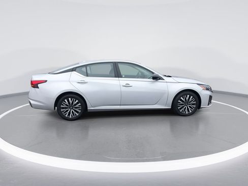 Used 2024 Nissan Altima 2.5 SV FWD image 9