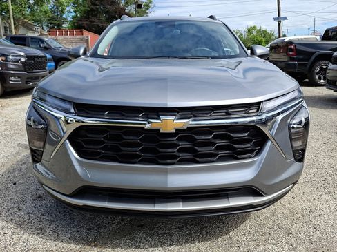 Used 2025 Chevrolet Trax LT FWD image 8