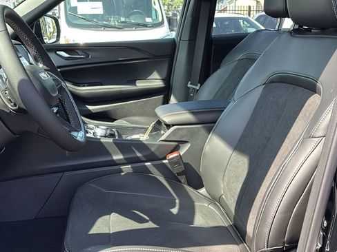 New 2025 Jeep Grand Cherokee Altitude image 18