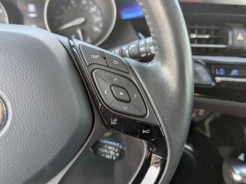 Used 2022 Toyota C-HR XLE image 26