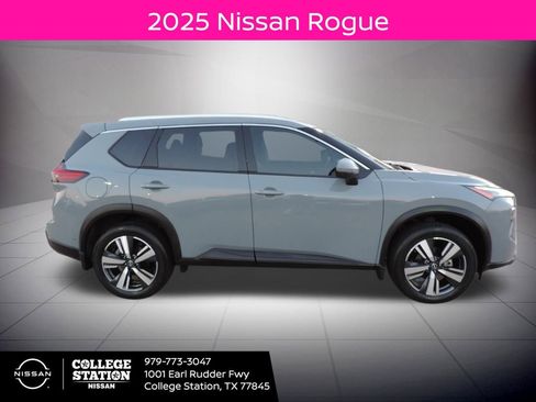 Used 2025 Nissan Rogue SL image 2