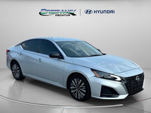Used 2024 Nissan Altima 2.5 SV FWD image 2