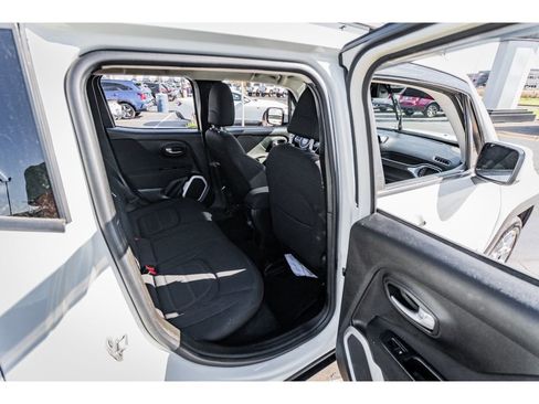 Used 2018 Jeep Renegade Latitude w/ Popular Equipment Group image 26