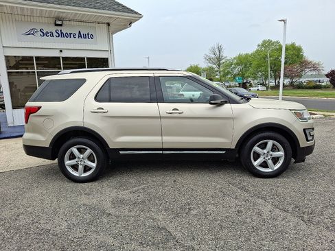 Used 2017 Ford Explorer XLT w/ Equipment Group 202A AWD/4WD image 7