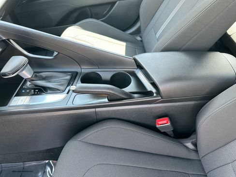 Used 2025 Hyundai Elantra SE FWD image 20