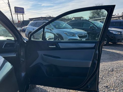 Used 2019 Subaru Outback 2.5i Premium image 11