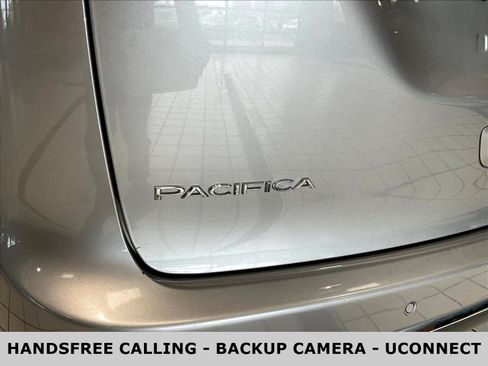 Used 2018 Chrysler Pacifica Touring-L FWD image 24