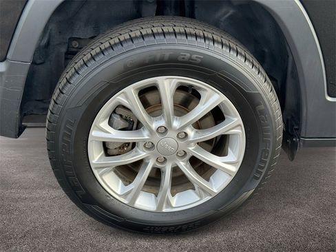 Used 2019 Jeep Cherokee Latitude w/ Popular Appearance Group image 6