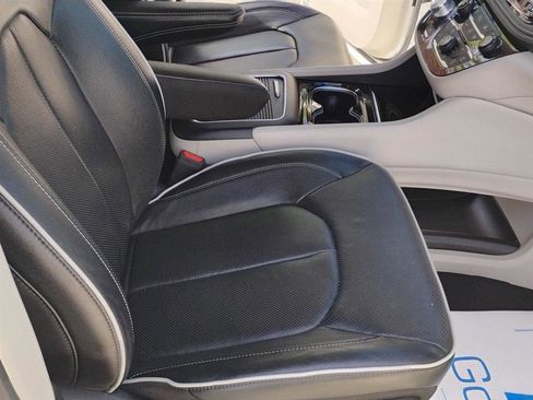 Used 2023 Chrysler Pacifica Limited FWD image 19